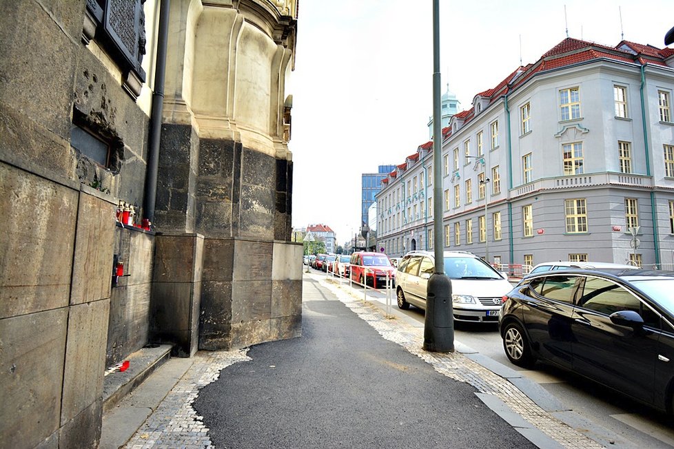 Resslova ulice zalita asfaltem. Je to jen dočasné, vzkazuje radnice Prahy 2.
