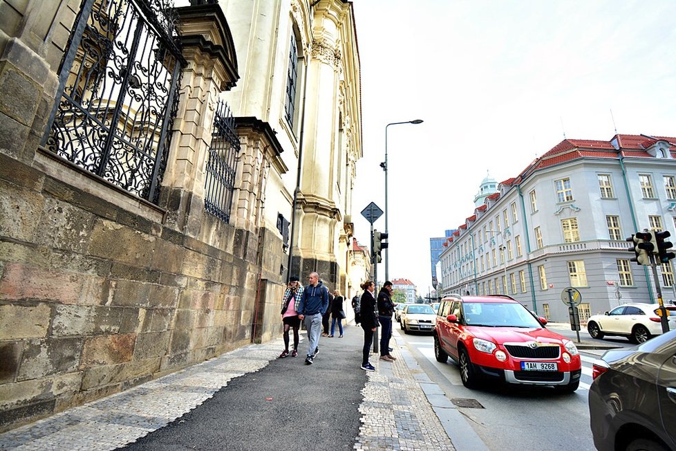 Resslova ulice zalita asfaltem. Je to jen dočasné, vzkazuje radnice Prahy 2.
