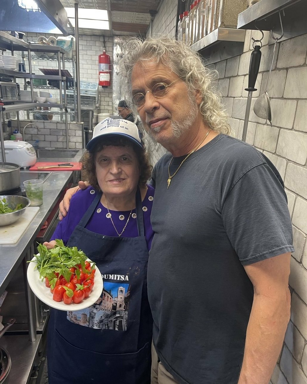 Řecká babička Ploumitsa s majitelem restaurace