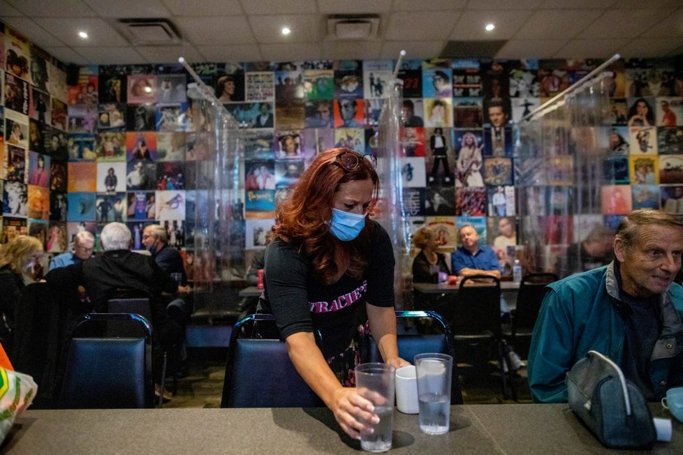 Vláda kvůli koronaviru opět zavřela restaurace, fungovat mohou jen výdejní okénka