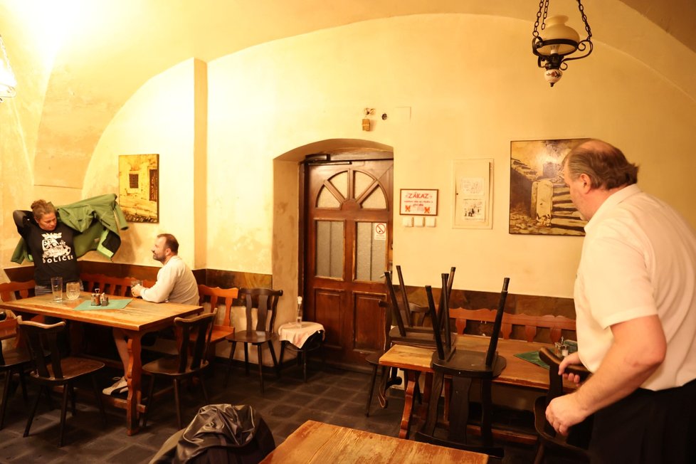 Restaurace v ČR čeká zavření vnitřních prostor, budou moci prodávat jen přes výdejové okénko.