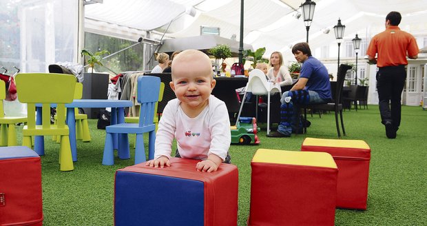 Velké hrací kostky, ohrádka, hračky a hlavně spous-ta místa na měkkém koberci. Sofinka (3) s Josífkem (2,5) se pořádně vydováděli. Navíc před restaurací je nové hřiště a dokonce i jezdící mašinka.