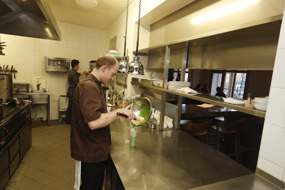 Restaurace Field získala michelinskou hvězdu. Spolumajitelem je šéfkuchař Radek Kašpárek.