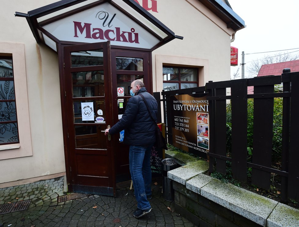 Restaurace U Macků na Svatém Kopečku u Olomouce se 23. ledna 2021 otevřela. Připojila se tak k protestní akci Otevřeme Česko pořádané iniciativou Chcípl PES.