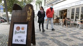 Restaurace se před plánovanou uzavírkou zbavují pití a jídla, pro zákazníky přichystaly slevu (13.10.2020).