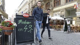 Restaurace se před plánovanou uzavírkou zbavují pití a jídla, pro zákazníky přichystaly slevu (13.10.2020).