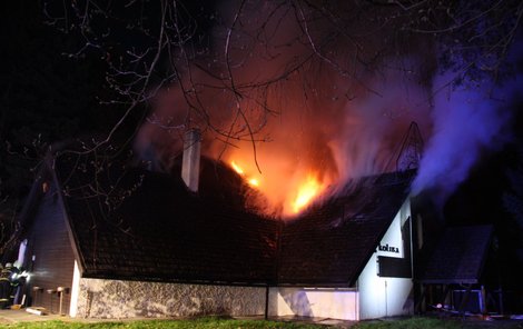 Téměř celá restaurace shořela.