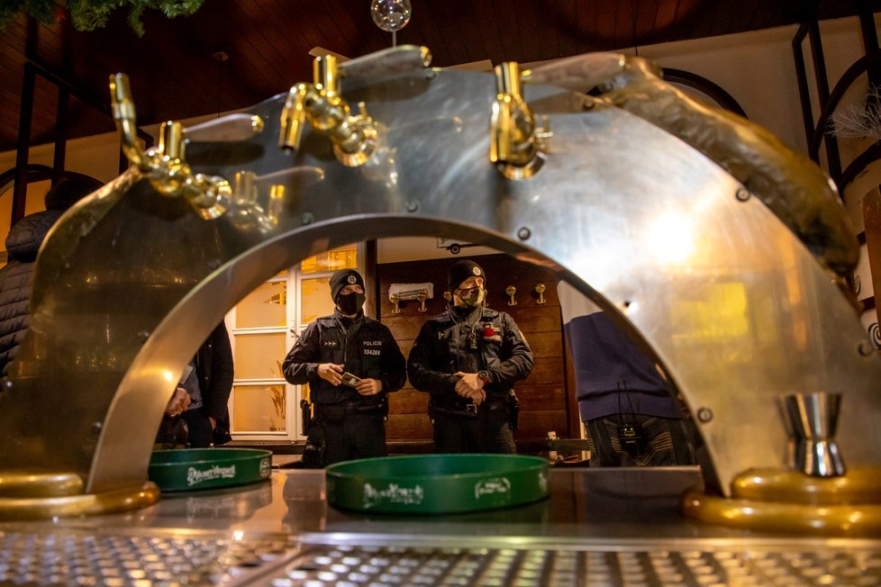 Policisté kontrolují restauraci a pivnici U Rady v centru Ostravy, která se 9. prosince 2020 připojila k protestu proti omezení otevírací doby restaurací a zůstala otevřená o 30 minut déle, než povoluje vládní nařízení vyhlášené v souvislosti s opatřeními proti šíření koronaviru. Podle něj bary, restaurace a další stravovací zařízení musí nově zavírat nejpozději ve 20:00.