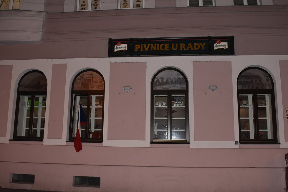 Restaurace U Rady vyvěsila vlajku a nechala otevřeno.