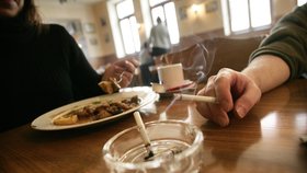 Polovina restaurací nedovoluje ani elektronické cigarety