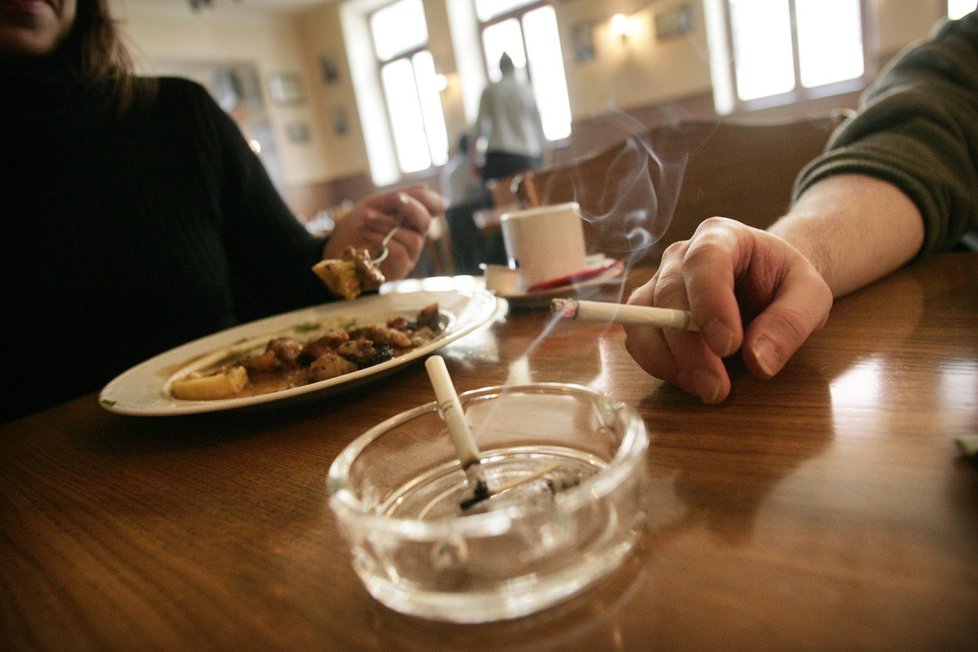 Polovina restaurací nedovoluje ani elektronické cigarety
