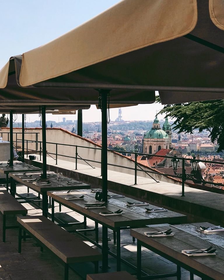 Oblíbená pražská restaurace Kuchyň na Pražském hradě musí kvůli koronaviru zavřít. Nadobro.