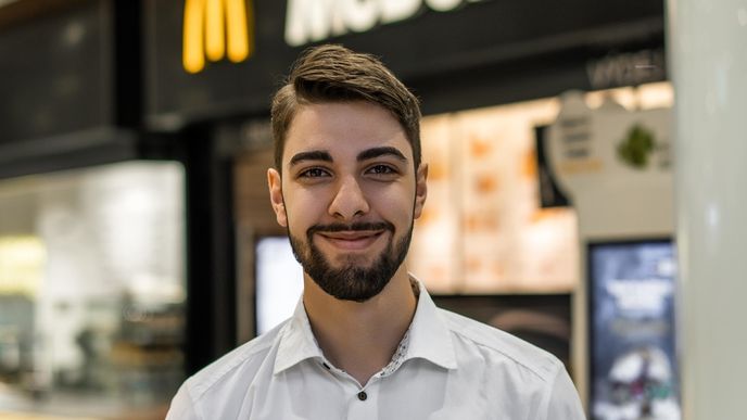 Nejmladší šéf restaurace McDonald’s v Česku Václav Lanžhotský.