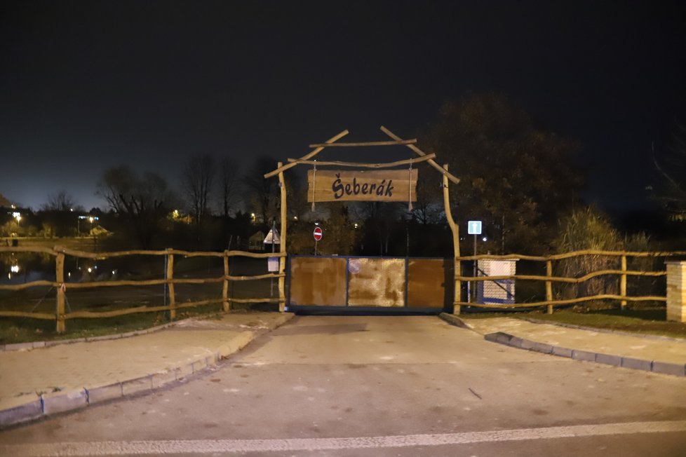 Restaurace Šeberák otevřela i přes zákaz v pátek. Navečer už ale měla zavřeno. (27. listopadu 2020).