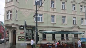 Restaurace U Jagušky z tramvajové zastávky, která se nachází přímo proti venkovnímu posezení oblíbené restaurace.