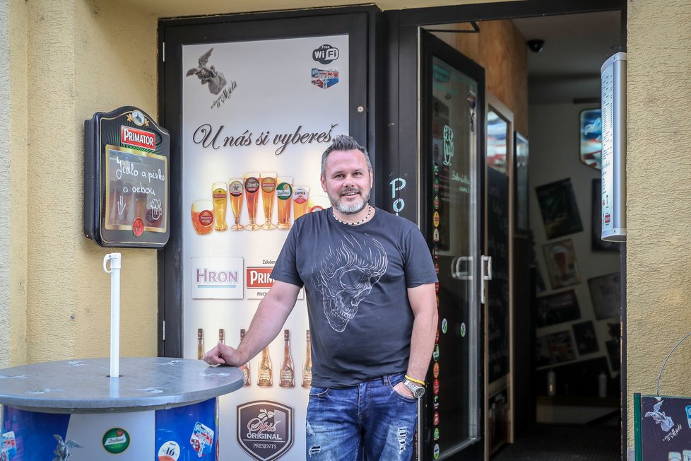 Za poměrně nenápadným vstupem se skrývá Gabrielova restaurace. A proč se jmenuje tak, jak se jmenuje? „Na Slovensku by to kvůli „ř“ nikdo neuměl vyslovit,“ směje se.