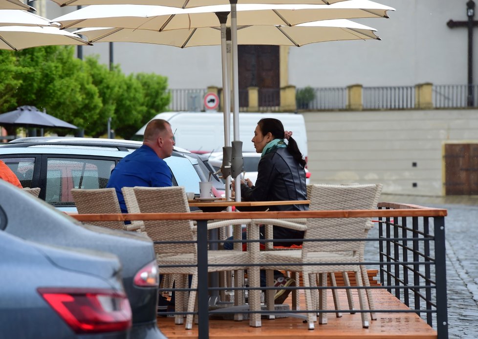 Otevření zahrádek v ČR: I přes déšť se restaurace plní lidmi (17.5.2021).