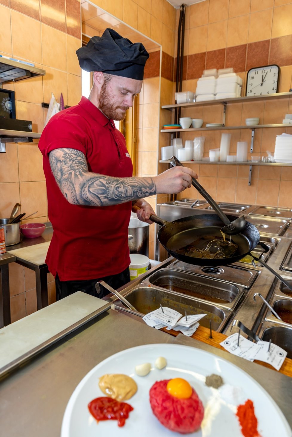 Otevření zahrádek v ČR: I přes déšť se restaurace plní lidmi (17.5.2021)