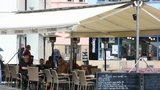 Praha 2 odpustí restauracím nájem za předzahrádky. Přidal se i magistrát