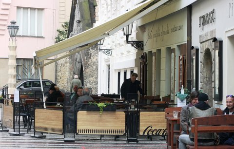 Magistrát vyslyšel kritiku: Zřízení restauračních předzahrádek v Praze posoudí speciální tým 