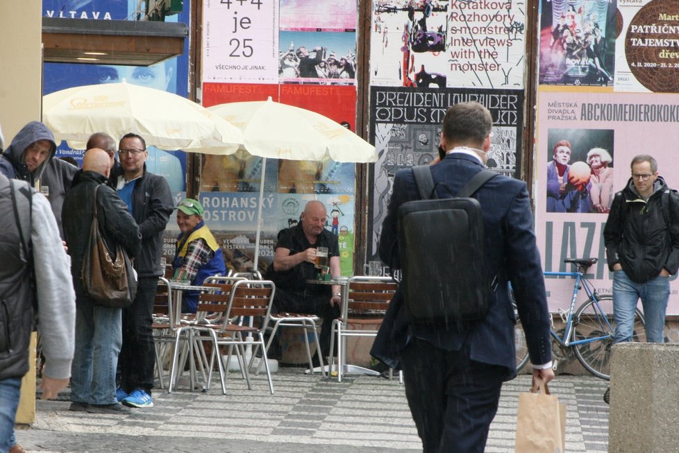 Zahrádky v Praze v první den otevření po dlouhé pauze (17. května 2021)