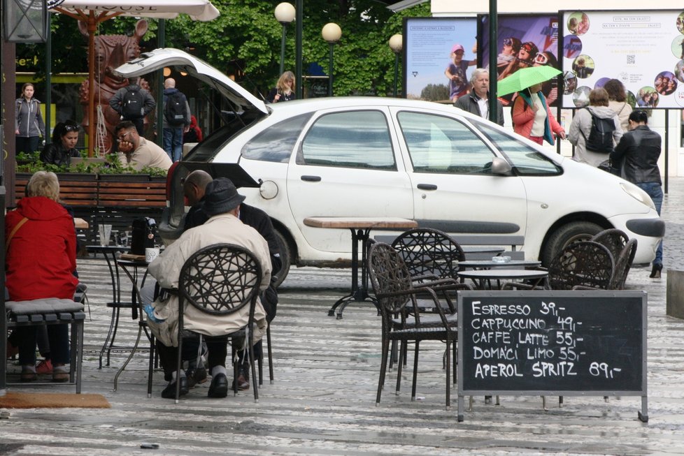 Zahrádky v Praze v první den otevření po dlouhé pauze (17. května 2021)