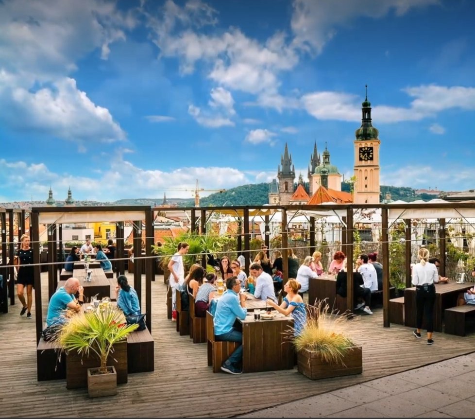Na střeše OD Kotva se nachází restaurace s překrásným výhledem.