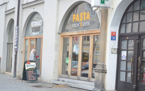 Při konzumaci jednoho jídla více osobami si účtuje 20 korun za příbor tato restaurace v historickém centru Hradce Králové.