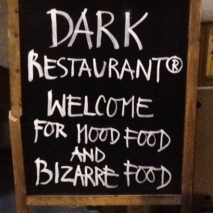 Restaurace N.Oir nabízí jídlo ve tmě