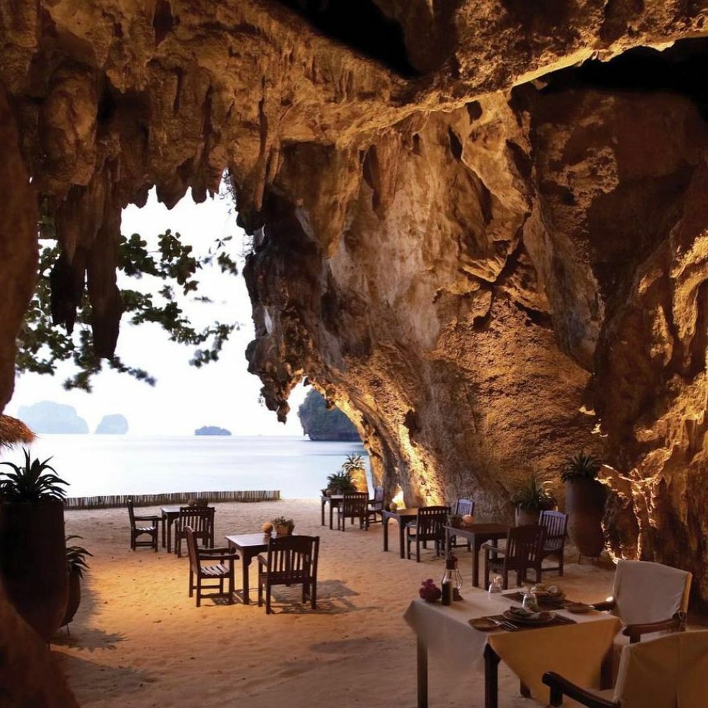 Jeskynní restaurace v Thajsku