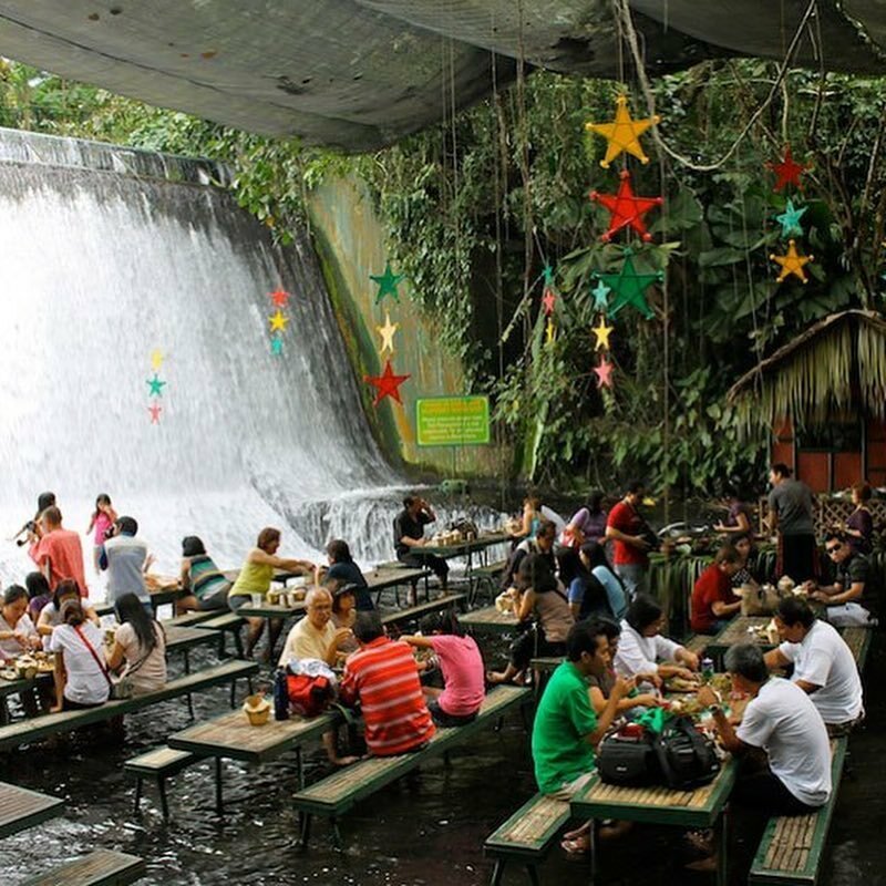 Restaurace pod vodopádem na Filipínách