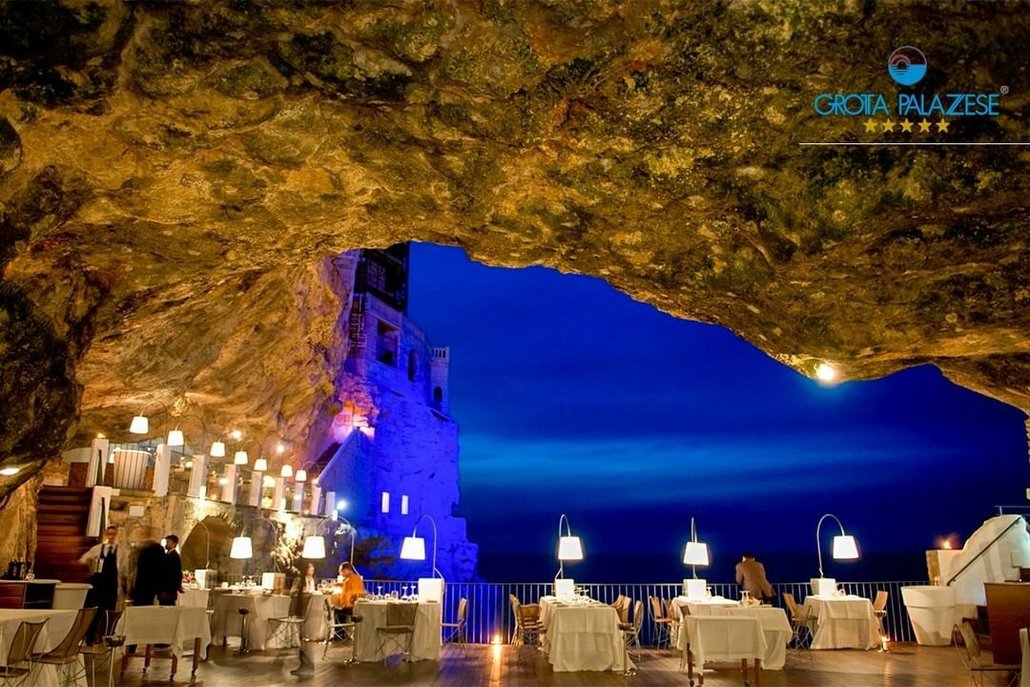 Jeskynní restaurace v Itálii