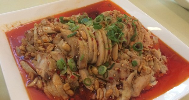 Šéfkuchař čínské restaurace Bašú v atriu Slovanského domu si na přípravě svých pokrmů dává záležet. Aby byly jeho pokrmy co nejvíce autentické, nechává si spoustu surovin dovézt až z dalekého Sečuánu, odkud sám pochází.