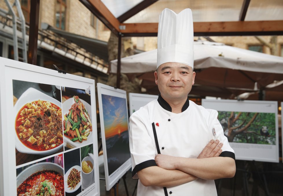 Čen Shengliang je šéfkuchařem čínské restaurace Bašú v atriu Slovanského domu. Vaří tradiční sečuánské recepty, které vytváří podle rodinných receptur.