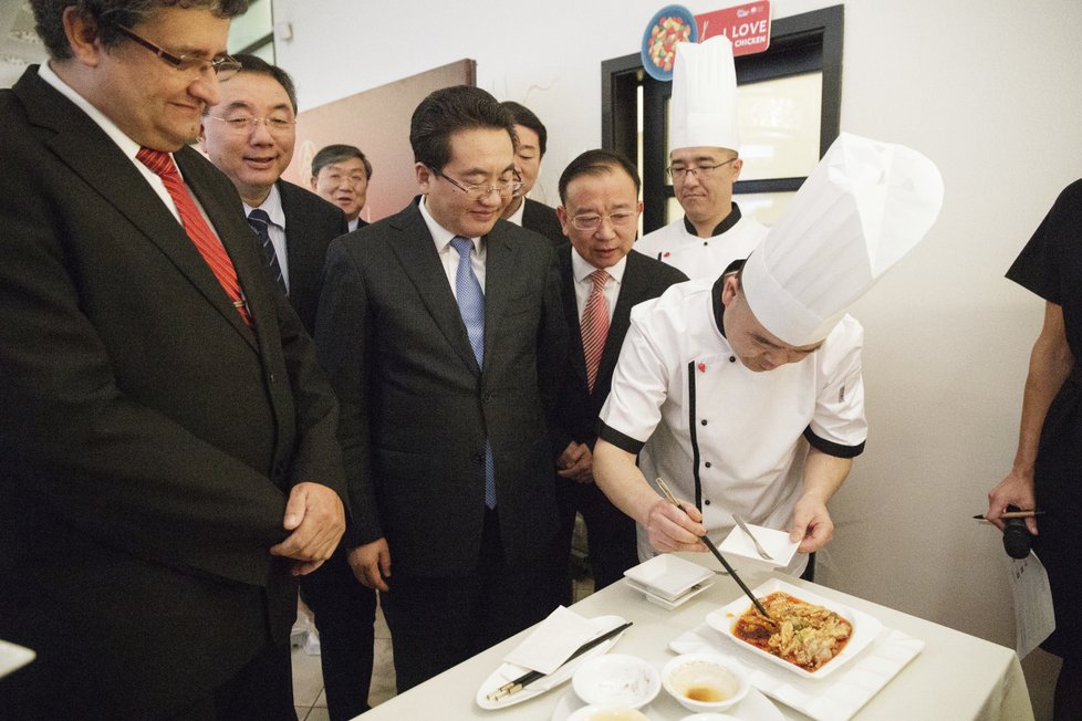 Čen Shengliang pracuje v restauraci Bašú už rok. Snaží se vařit typické sečuánské pokrmy podle rodinných receptů.