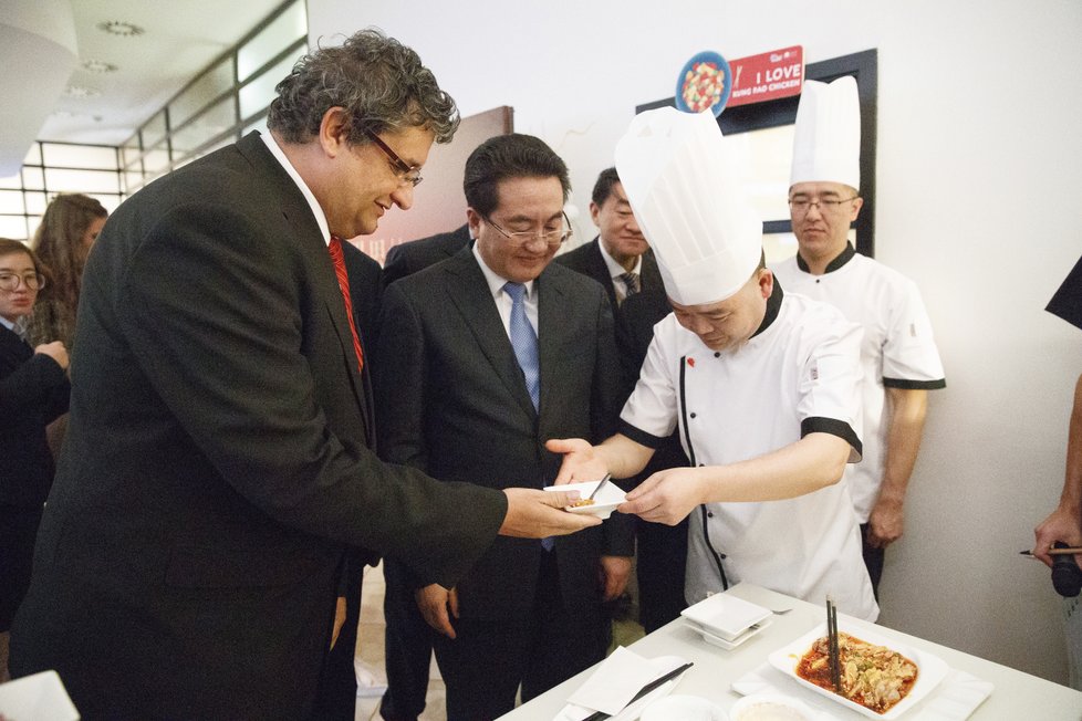 Čen Shengliang pracuje v restauraci Bašú už rok. Snaží se vařit typické sečuánské pokrmy podle rodinných receptů.