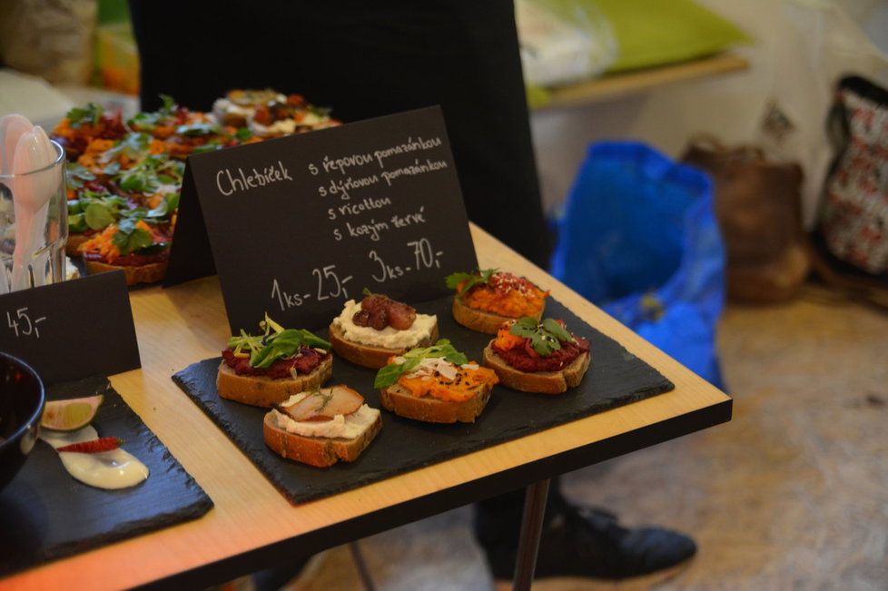 Společně připravili vegetariánskou hostinu.