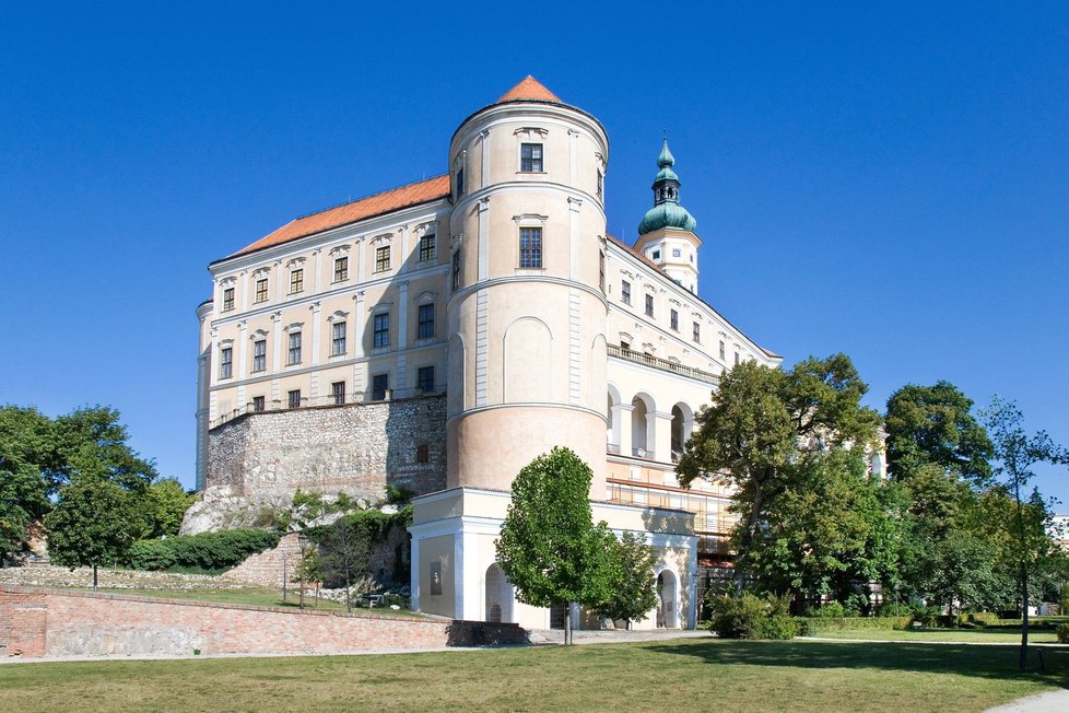 Princezna Mercedes Dietrichsteinová chtěla vrátit do rodinného majetku Zámek Mikulov, Kozí hrádek, několik dalších domů v Mikulově a zhruba 200 pozemků. Naděje jí zůstala jen u rodinné hrobky.