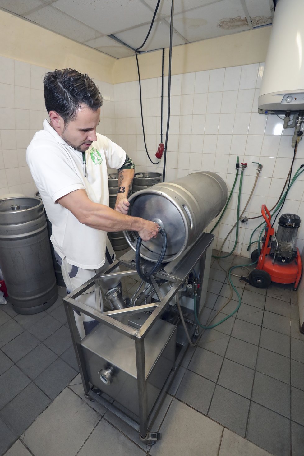 Sládkovi a jeho pomocníkům je ve sklepení podniku k dispozici také myčka sudů. Máloco totiž umí zkazit dojem z dobrého piva, tankuje-li se z neumytých sudů.