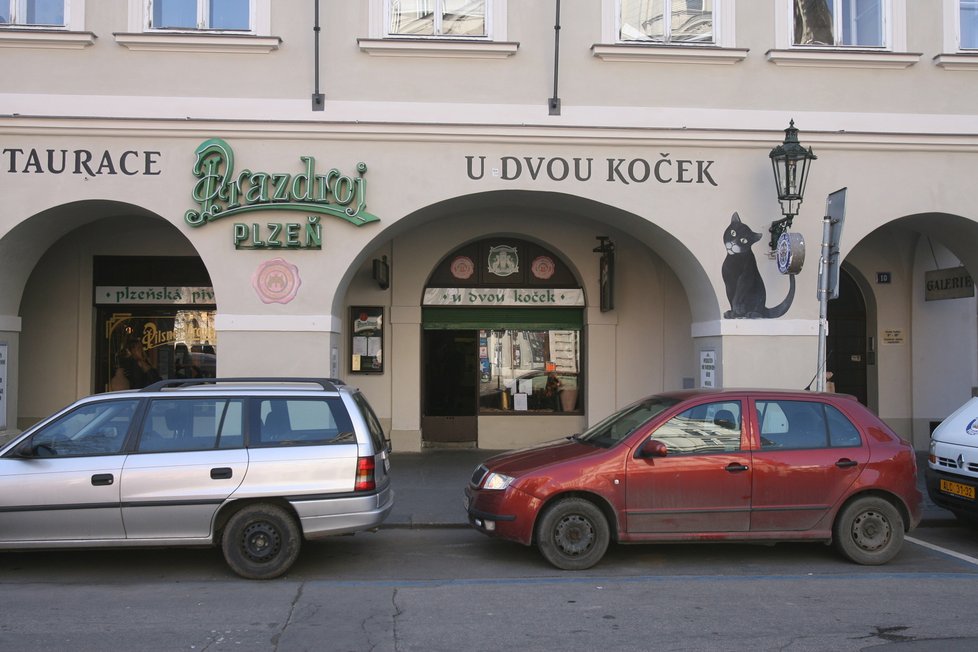 Minipivovar u Dvou koček se nachází ve stejnojmenné restauraci na Uhelném trhu, co by kamenem dohodil od Václavského náměstí. Významnou roli sehrál ve filmu Vrchní, prchni!