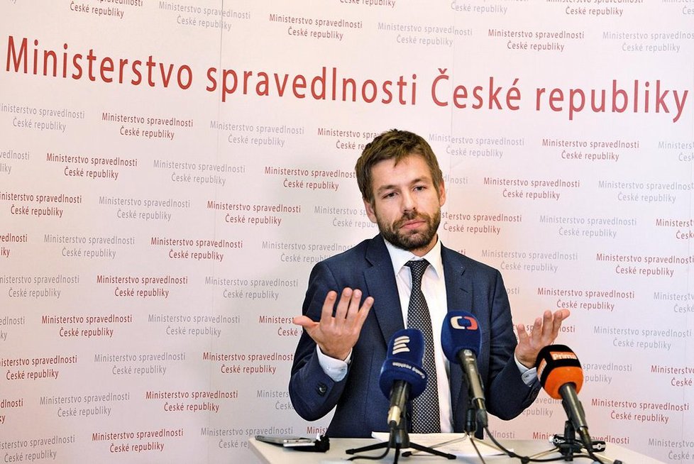 Resty. K problémům, které nedokázal ministr spravedlnosti Robert Pelikán (ANO) vyřešit, patří tendr na elektronické náramky pro vězně.