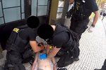 Policisté resuscitovali muže, který prodělal epileptický záchvat.