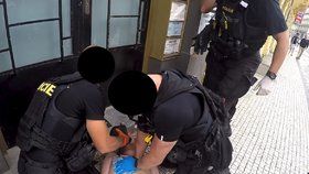 Policisté resuscitovali muže, který prodělal epileptický záchvat.