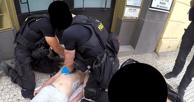 Policisté resuscitovali muže, který prodělal epileptický záchvat.