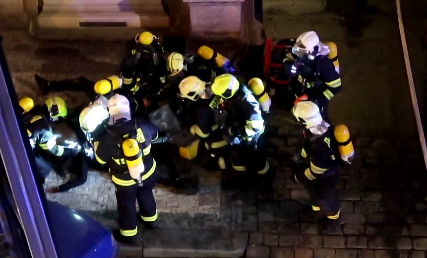 Hasiči hrdinové! V Náplavní ulici likvidovali požár hotelu a oživovali osoby, které se nadýchali kouře.