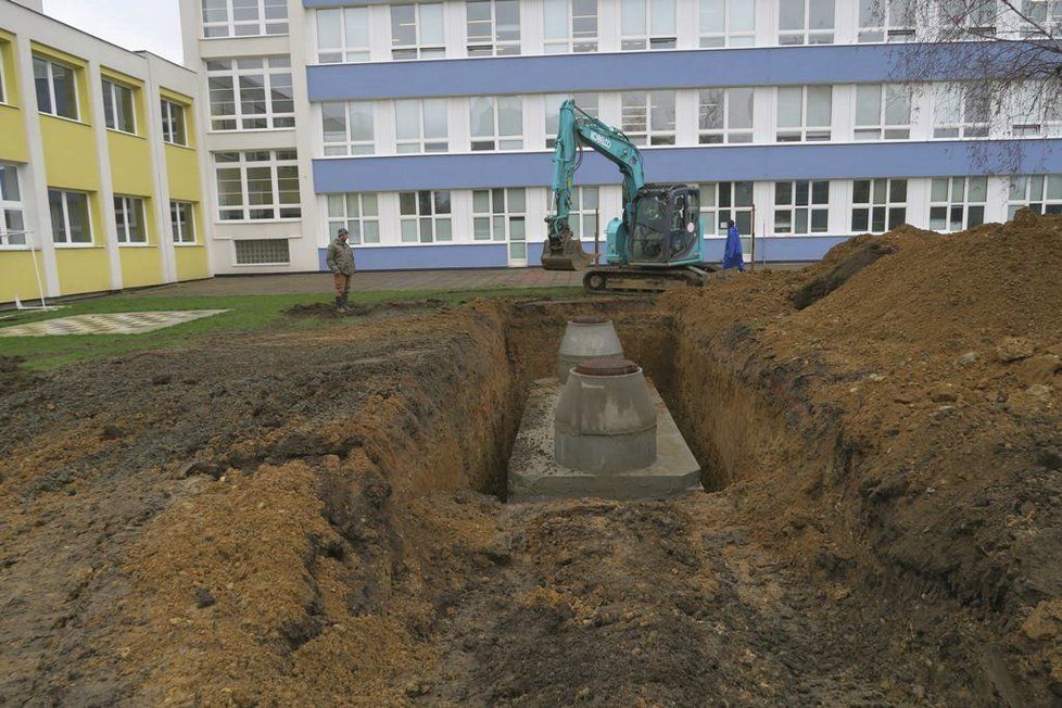 Praha 4 chce zatočit se suchem: Ve školách buduje retenční nádrže.