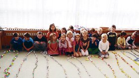 Do tvorby rekordního vánočního řetězu se přidaly i děti z Mateřské školy U Krtečka