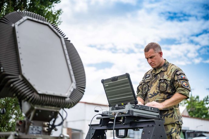 Další radar z nabídky firmy Retia s názvem ReGUARD nalézá uplatnění ve stále aktuálnější ochraně proti dronům. Další radar z nabídky firmy Retia s názvem ReGUARD nalézá uplatnění ve stále aktuálnější ochraně proti dronům.