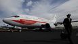 "Retro" Boeing 737-500 s "červenými vousy" ze 60. let na letištní ploše v Ruzyni. Letoun už byl přelakován v Mošnově
