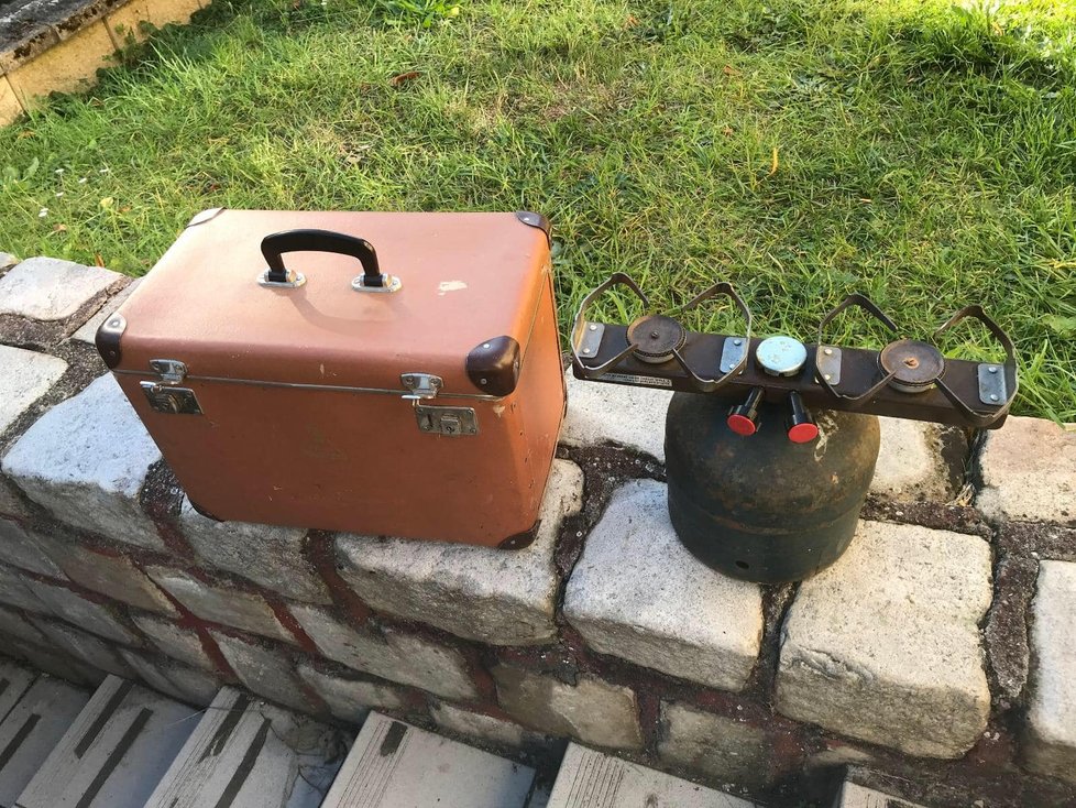 Neforemné kufry bez koleček byly nedílnými pomocníky pro delší dovolenou